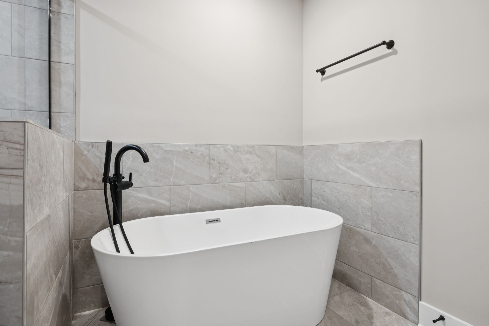 3935 Harmony Grove Road Hopkinsville, KY 42240 - Photo 28 of 64 a bathroom with a bathtub