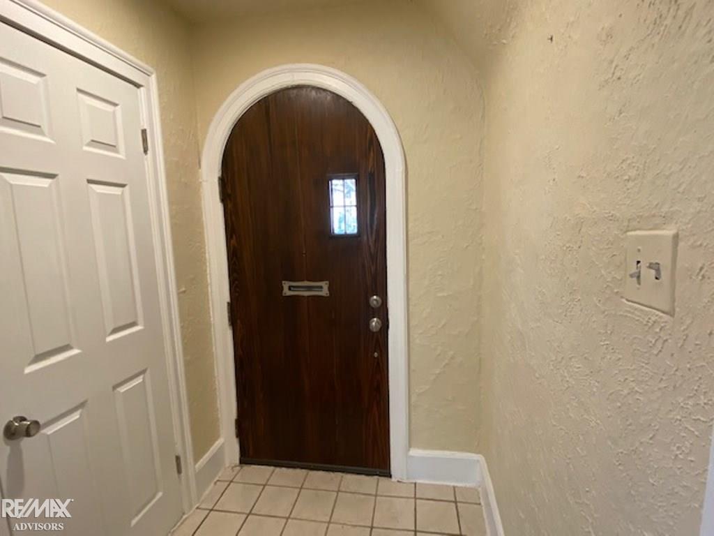 915 Hampton Road Grosse Pointe, MI 48236 - Photo 10 of 40 50004040-9.JPG