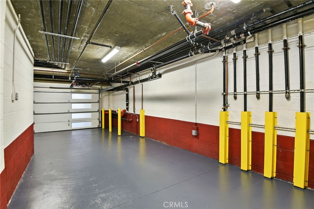4461 Tujunga Avenue, Unit 101 Studio City, CA 91602 - Photo 29 of 34 a view of an empty room with wooden floor