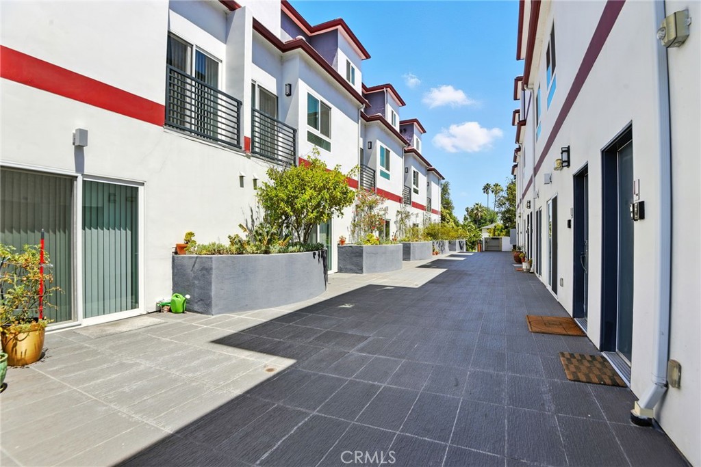 4461 Tujunga Avenue, Unit 101 Studio City, CA 91602 - Photo 33 of 34 a view of a street with buildings