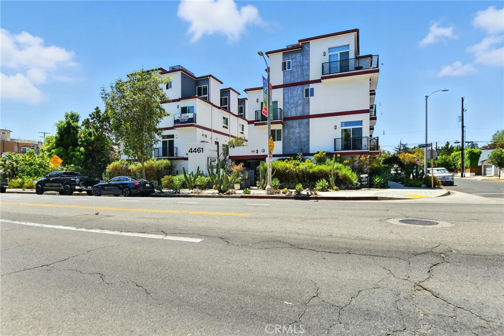 4461 Tujunga Avenue, Unit 101 Studio City, CA 91602 - Photo 34 of 34 front view of a house with a street