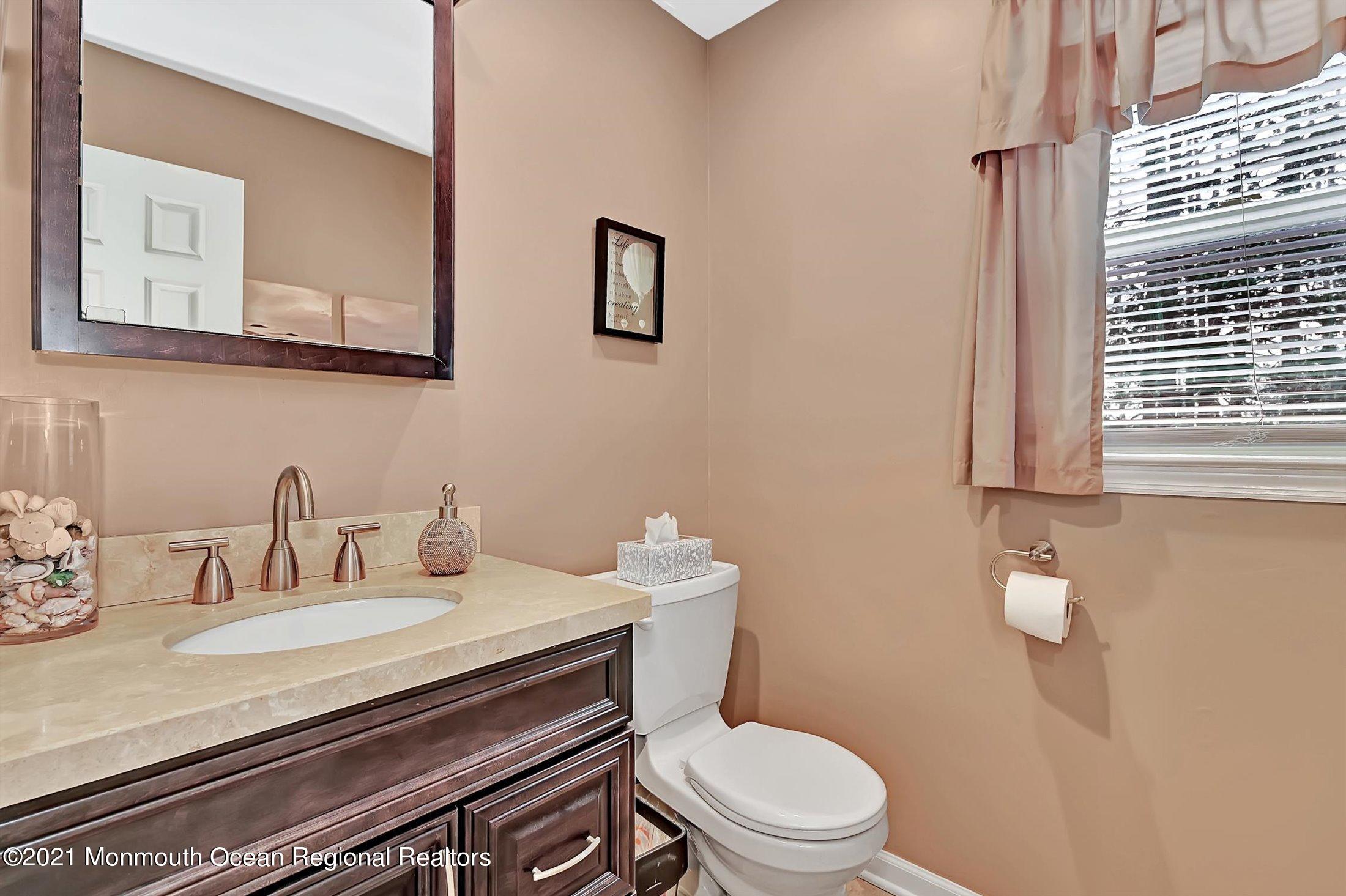 9 Grant Road Manalapan, NJ 07726 - Photo 17 of 33 17-Powder Room