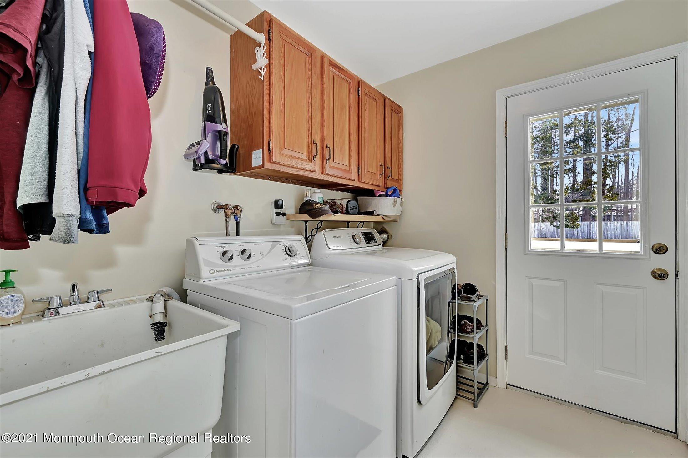 9 Grant Road Manalapan, NJ 07726 - Photo 26 of 33 26-Laundry