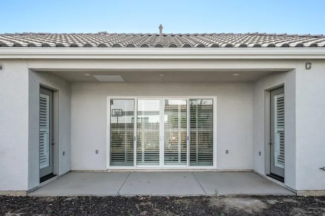 a view of a windows in the house