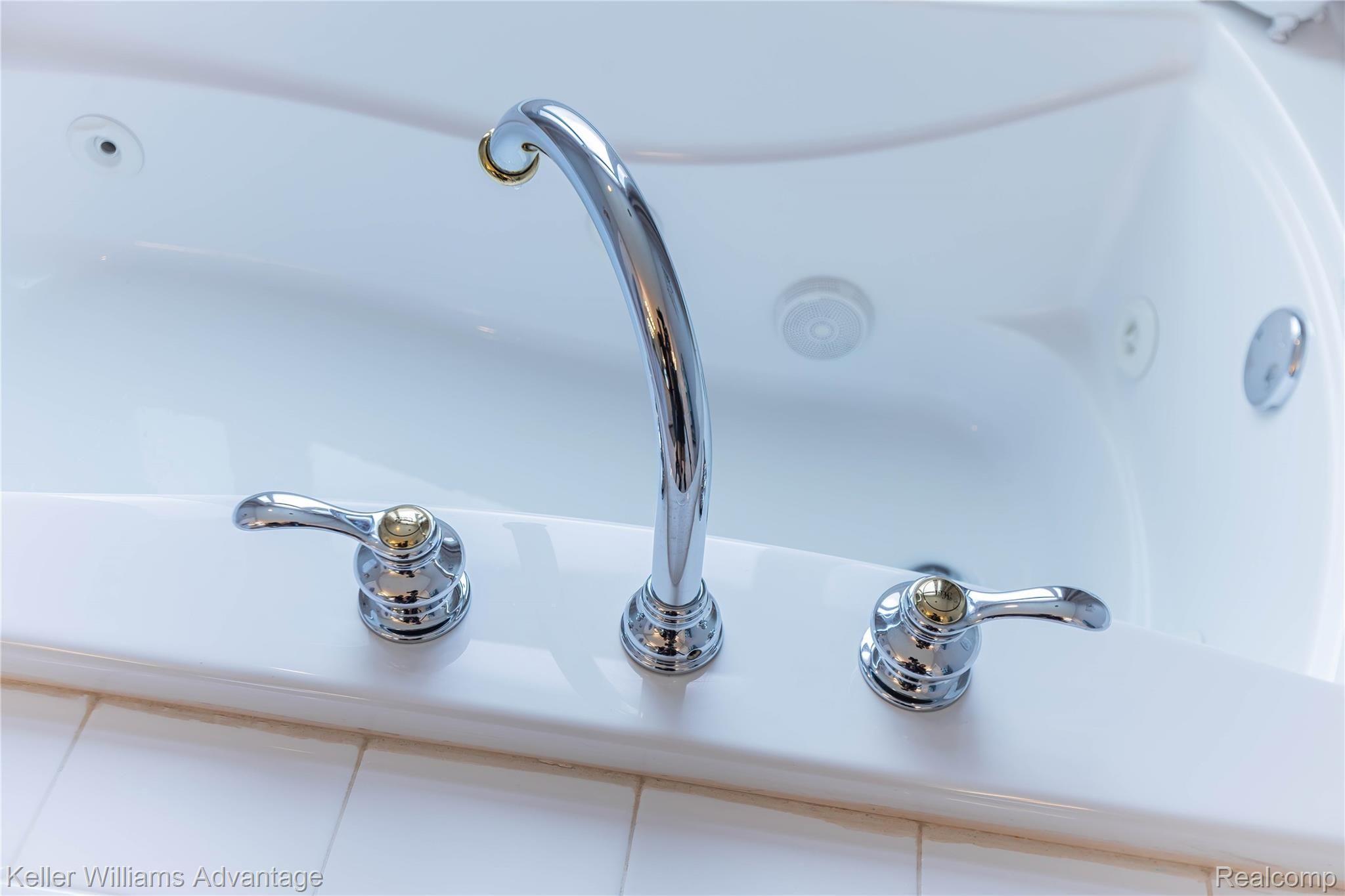 48436 Gladstone Road Canton, MI 48188 - Photo 32 of 41 Like New Jetted Tub!