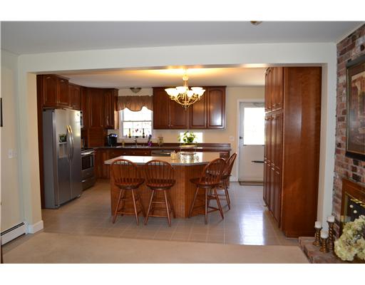 9 Pinetop Road Barrington, RI 02806 - Photo 5 of 10 Kitchen.