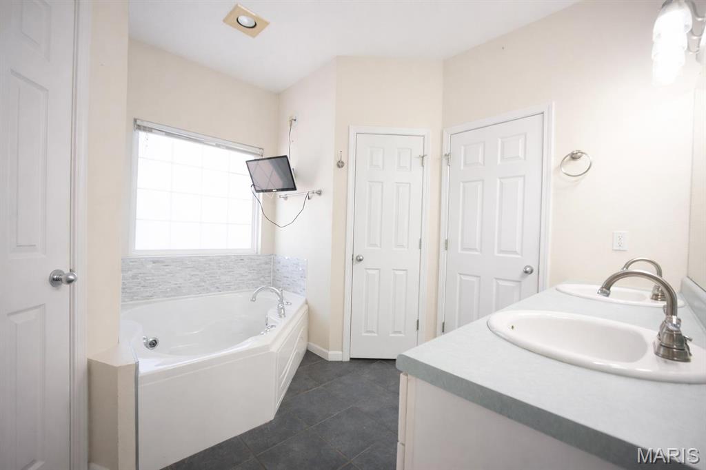 381 High Point Drive Edwardsville, IL 62025 - Photo 18 of 31