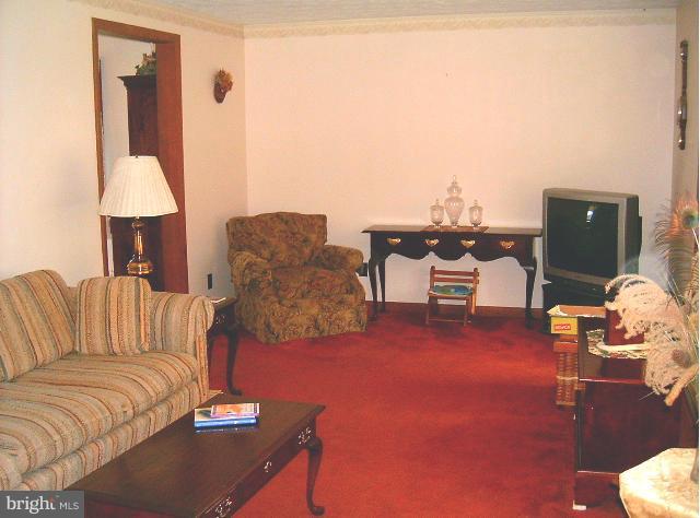 8 Granny Smith Road Linden, VA 22642 - Photo 2 of 7 Living Room