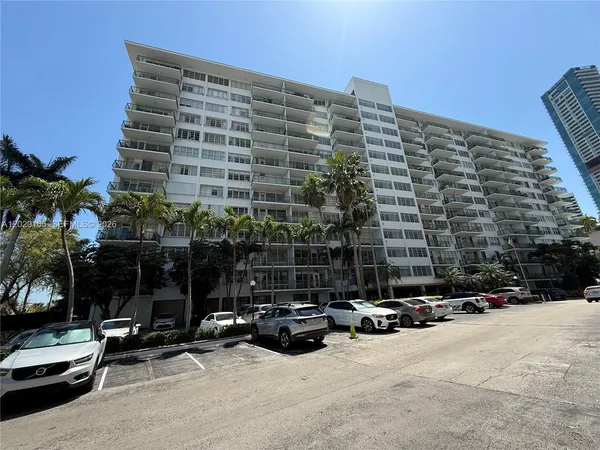 $2,100 | 1408 Brickell Bay Drive, Unit 213, Miami, FL 33131