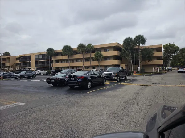 $279,500 | 8415 Southwest 107th Avenue, Unit 116W, Miami, FL 33173