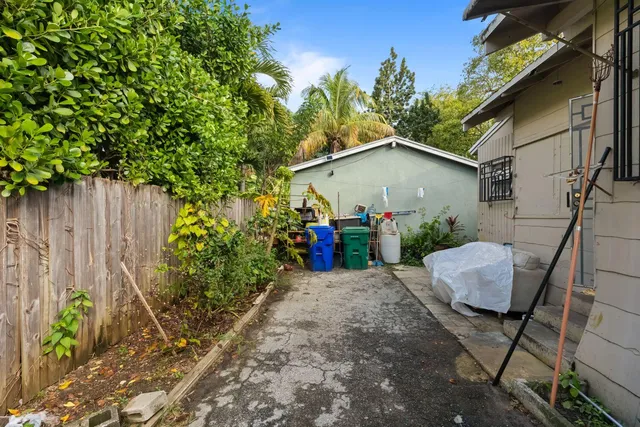 a view of a chair and table in the backyard