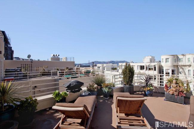 2139 Green, Unit E San Francisco, CA 94123 - Photo 2 of 18 Deck off Living room