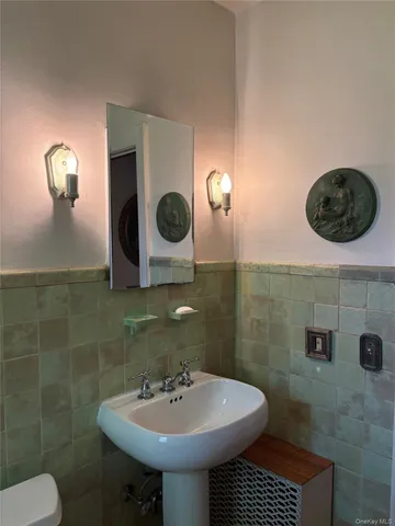 $1,948,888 | 53-34 Browvale Lane | Little Neck