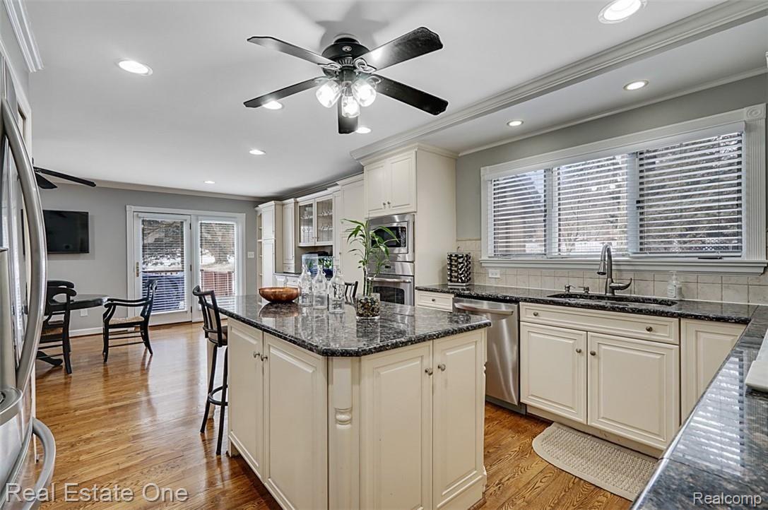 464 Rochdale Drive South Rochester, MI 48309 - Photo 6 of 34 dsc013-dsc015.jpg