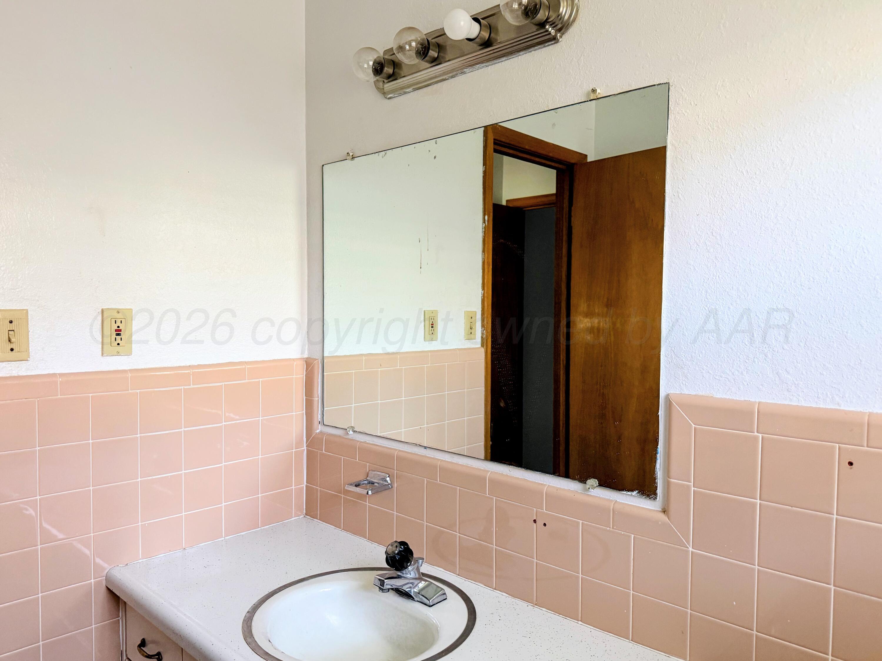 1010 Northwestern Street Perryton, TX 79070 - Photo 22 of 32 1010 NORTHWESTERN VANITY 2