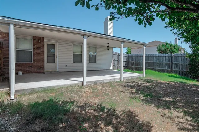a view of a house with backyard