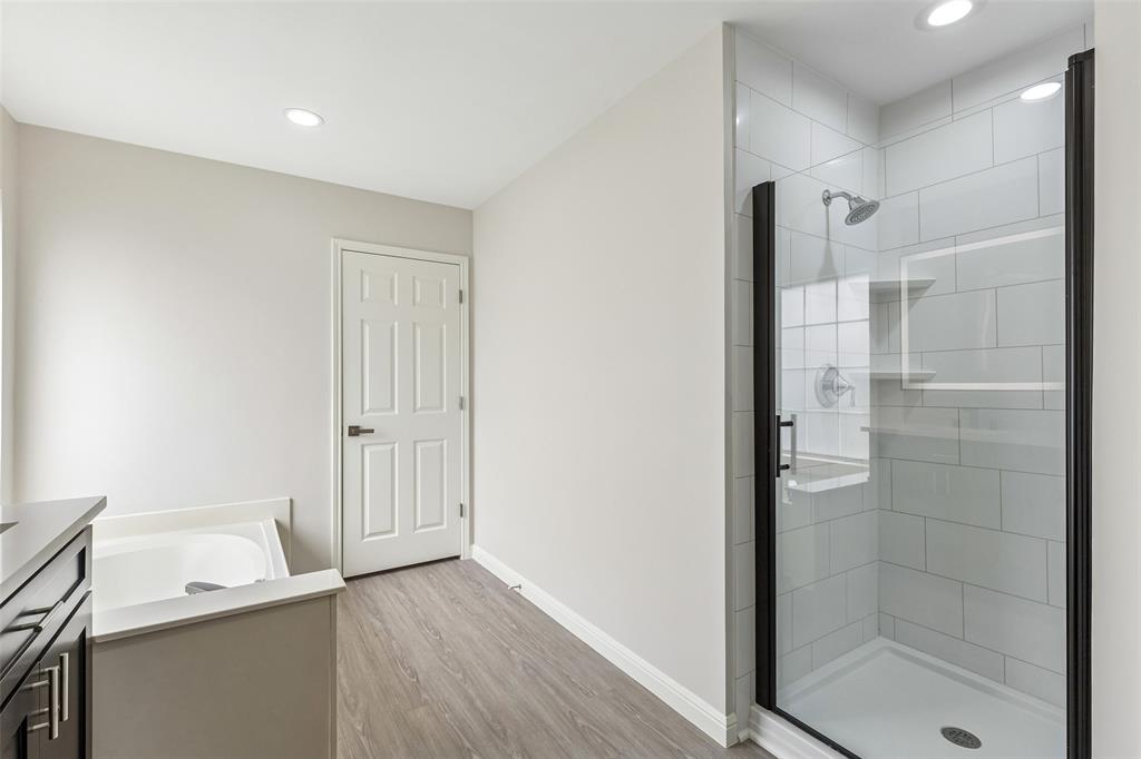 133 Hanover Street Grand Prairie, TX 75052 - Photo 22 of 31 a bathroom with a bathtub and a shower