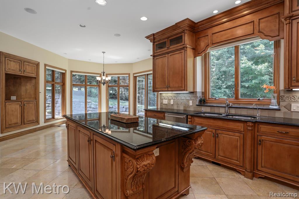 1553 Scenic Hollow Rochester, MI 48306 - Photo 10 of 65