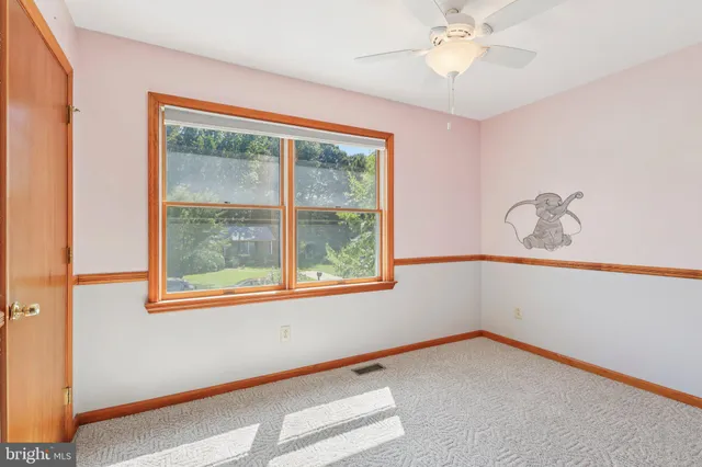 a view of empty room with window