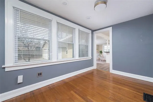 $350,000 | 6914 Metcalf Avenue, Overland Park, KS 66204