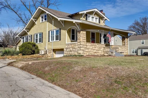 $350,000 | 6914 Metcalf Avenue, Overland Park, KS 66204