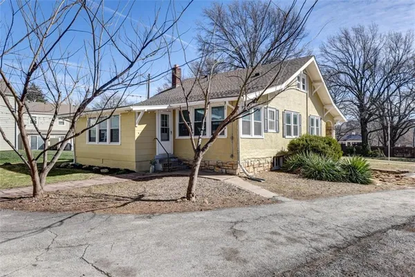 $350,000 | 6914 Metcalf Avenue, Overland Park, KS 66204