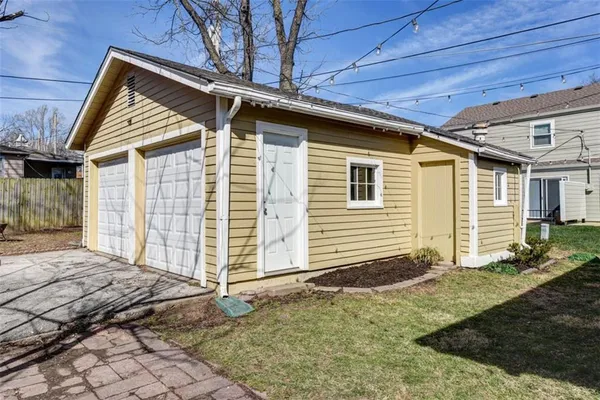 $350,000 | 6914 Metcalf Avenue, Overland Park, KS 66204