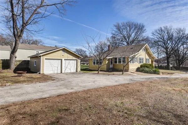 $350,000 | 6914 Metcalf Avenue, Overland Park, KS 66204