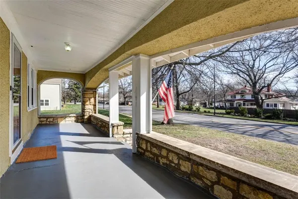 $350,000 | 6914 Metcalf Avenue, Overland Park, KS 66204