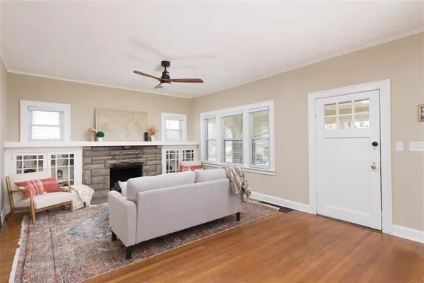 $350,000 | 6914 Metcalf Avenue, Overland Park, KS 66204