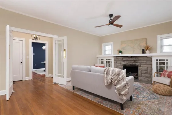 $350,000 | 6914 Metcalf Avenue, Overland Park, KS 66204