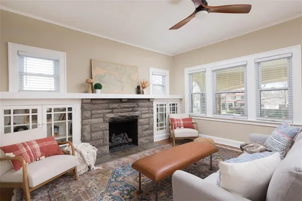 $350,000 | 6914 Metcalf Avenue, Overland Park, KS 66204
