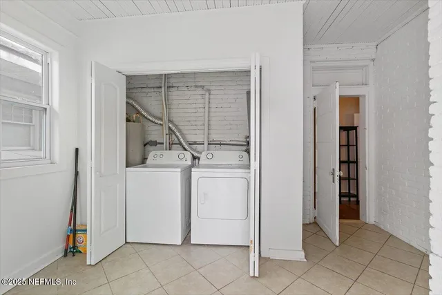 a view of entryway with a front door