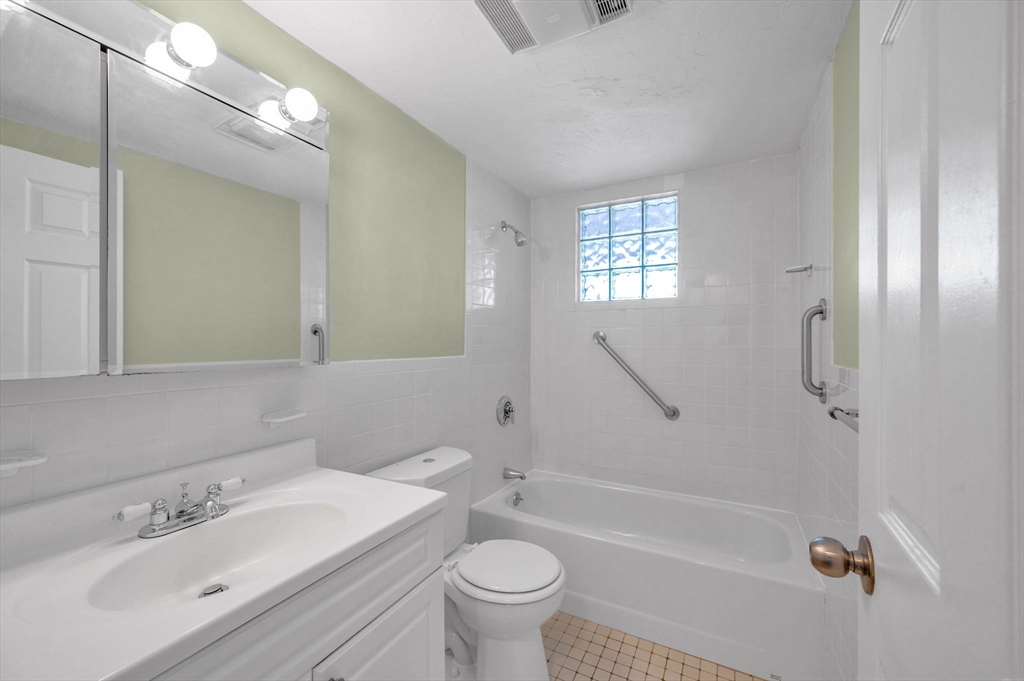 20 Rockland House Road, Unit 203 Hull, MA 02045 - Photo 18 of 34