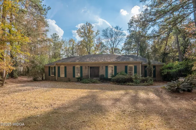 a view of a yard in front of a house