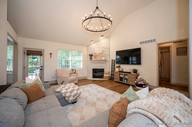 $599,000 | 4697 Roberts Road, Floyds Knobs, IN 47119