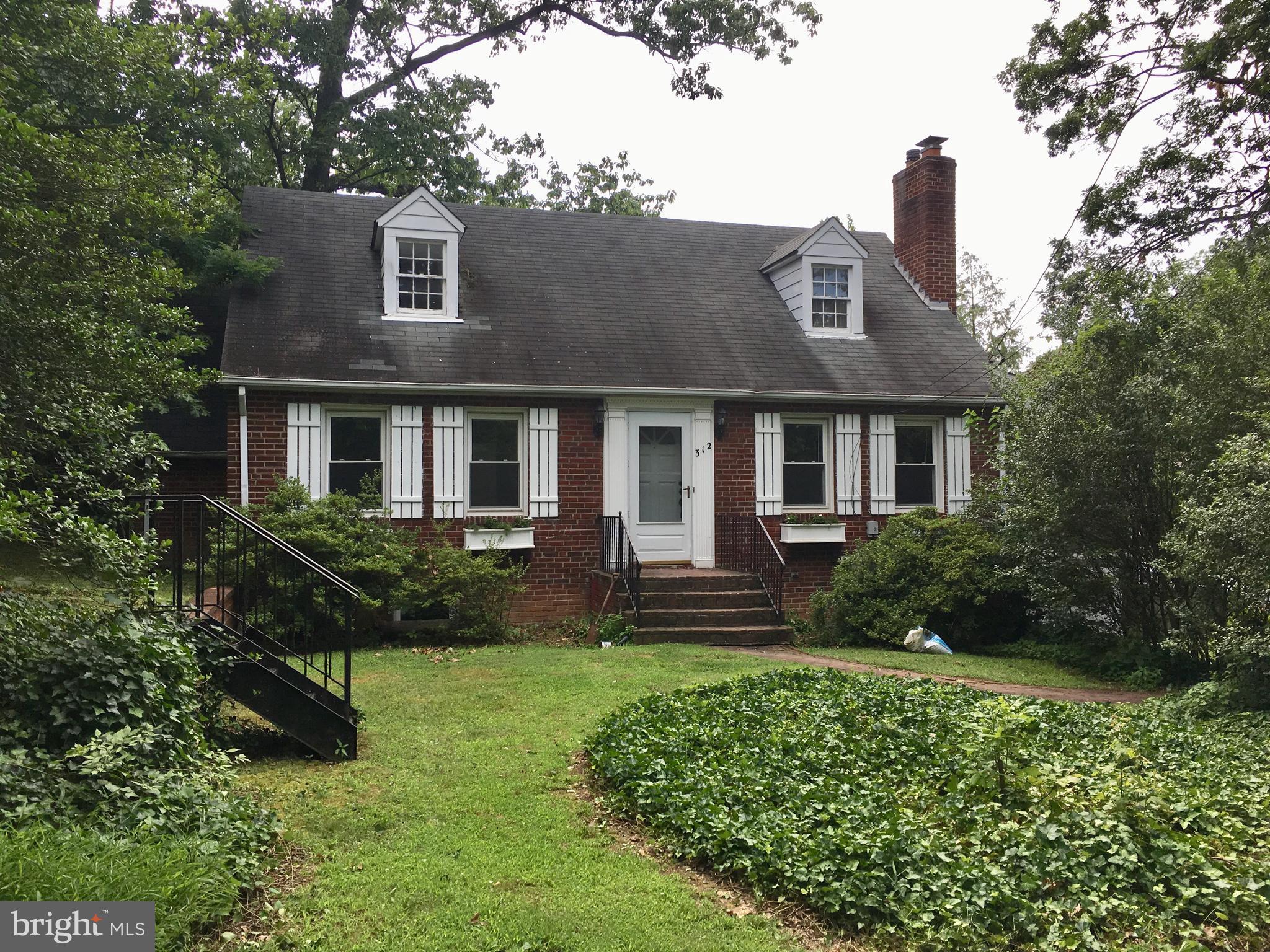 312 North Highland Street Arlington, VA 22201 - Photo 2 of 33 a front view of a house with a yard