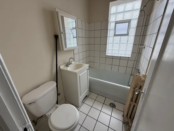 $1,200 | 2142 Gunderson Avenue, Unit 209, Berwyn, IL 60402
