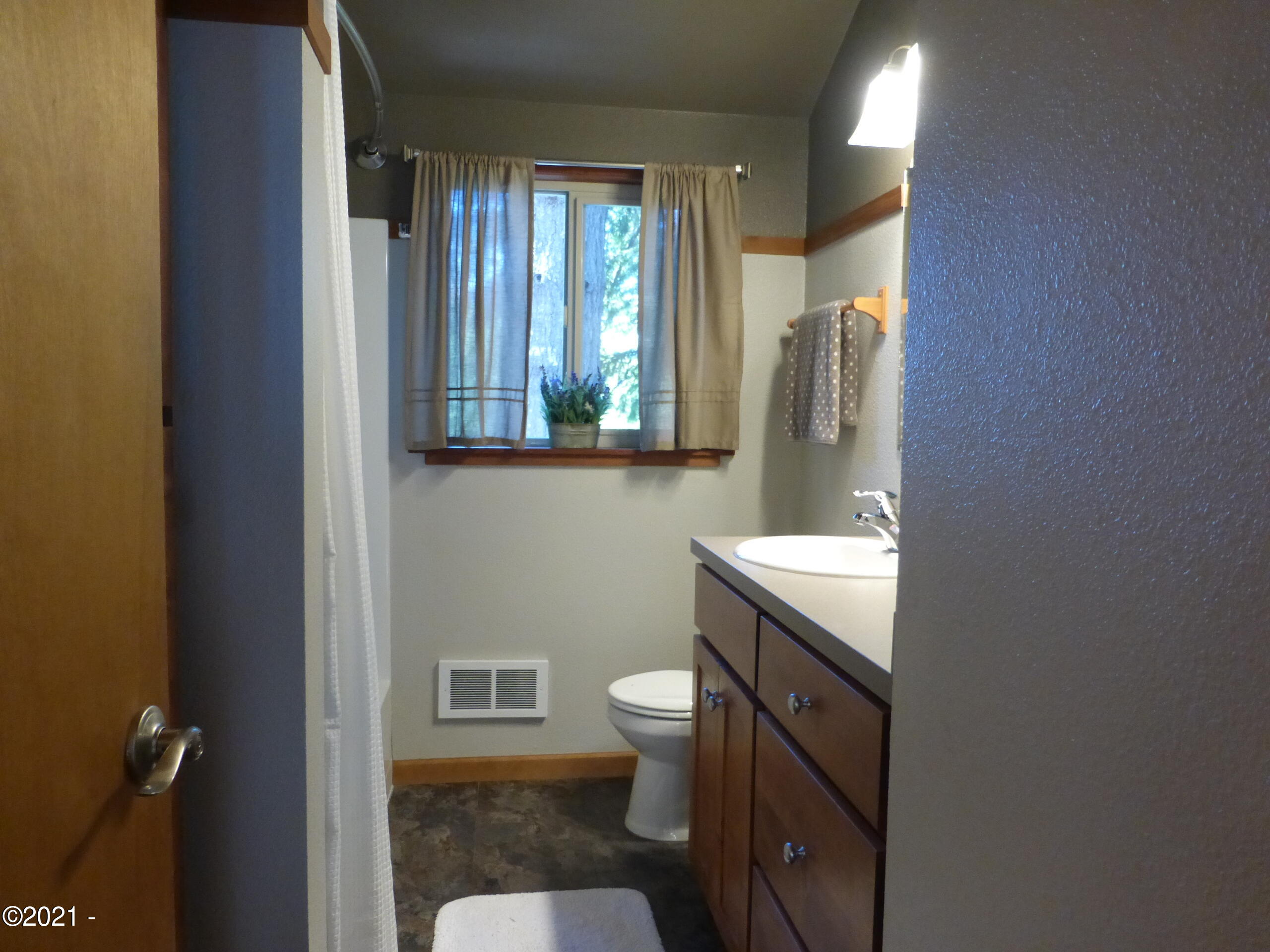 1435 Northeast Wagon Road Toledo, OR 97391 - Photo 33 of 51 Bath 2