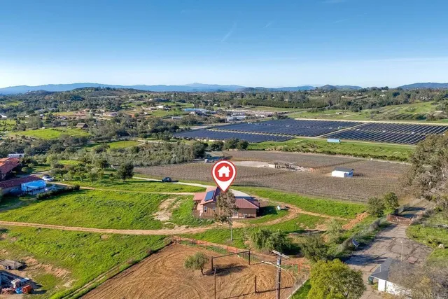 a view of a yard in front of house