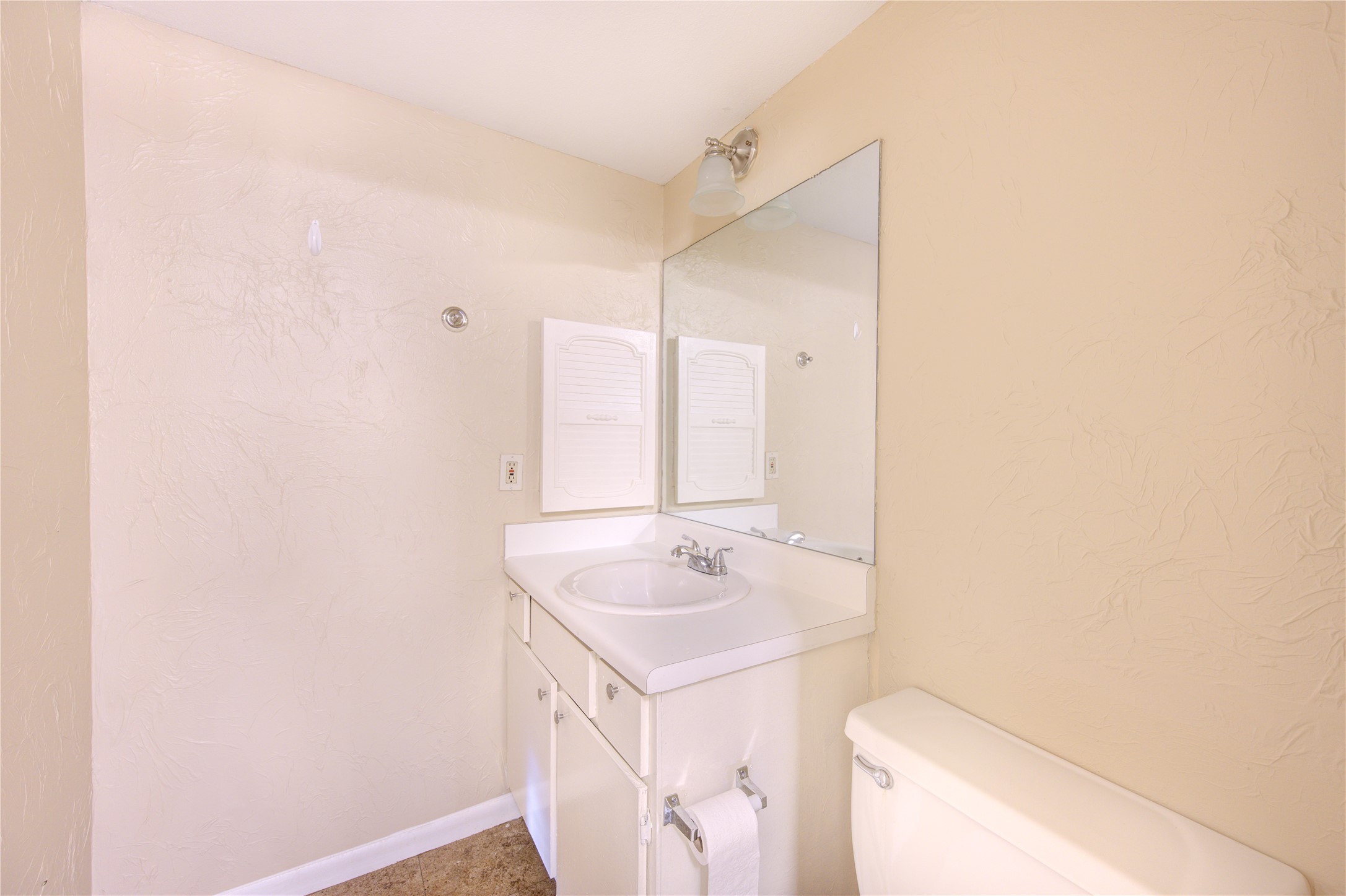 3055 Walnut Bend Lane, Unit 21 Houston, TX 77042 - Photo 25 of 31 a bathroom with a sink and a mirror