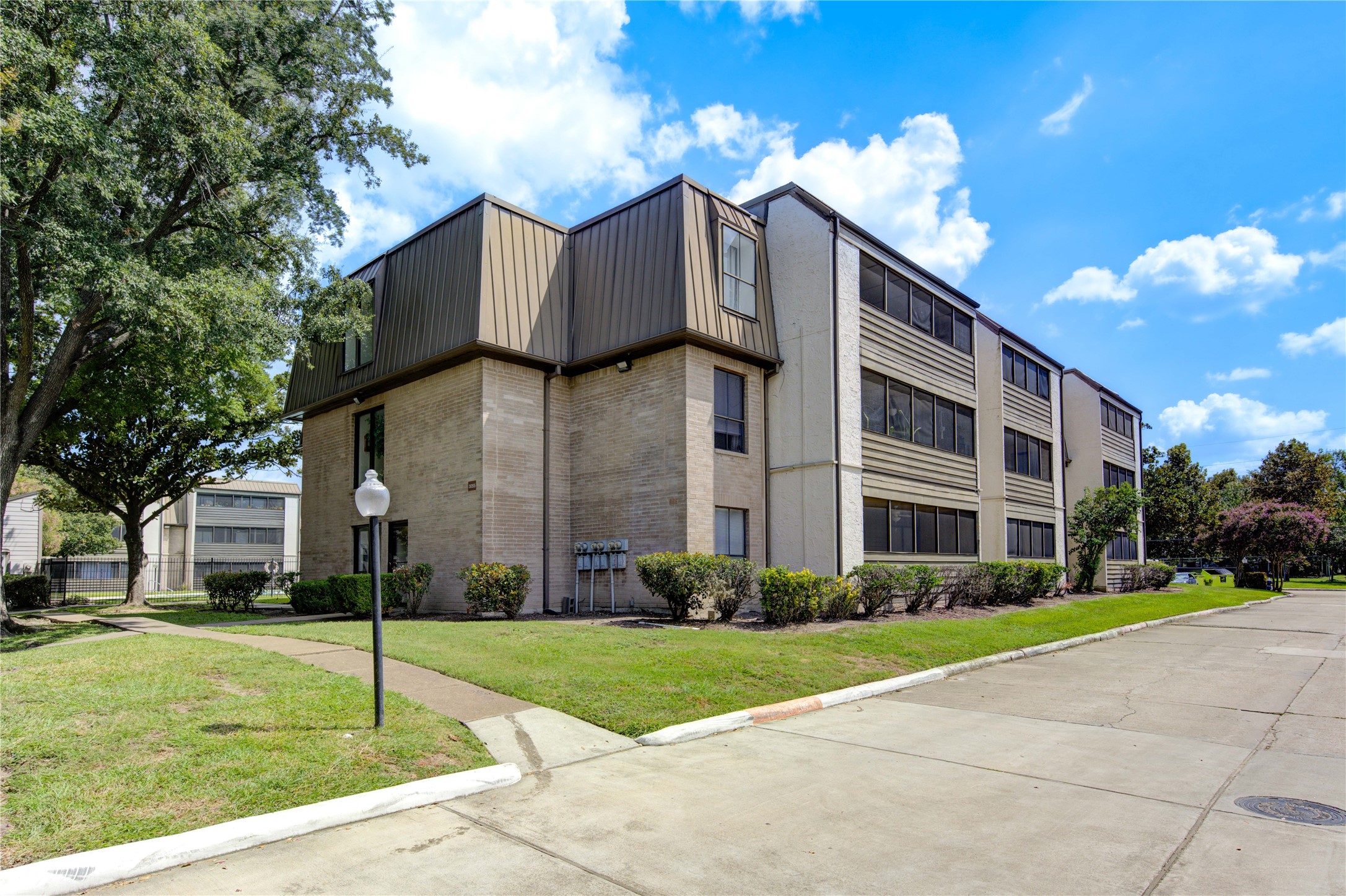 3055 Walnut Bend Lane, Unit 21 Houston, TX 77042 - Photo 30 of 31 a front view of building with yard