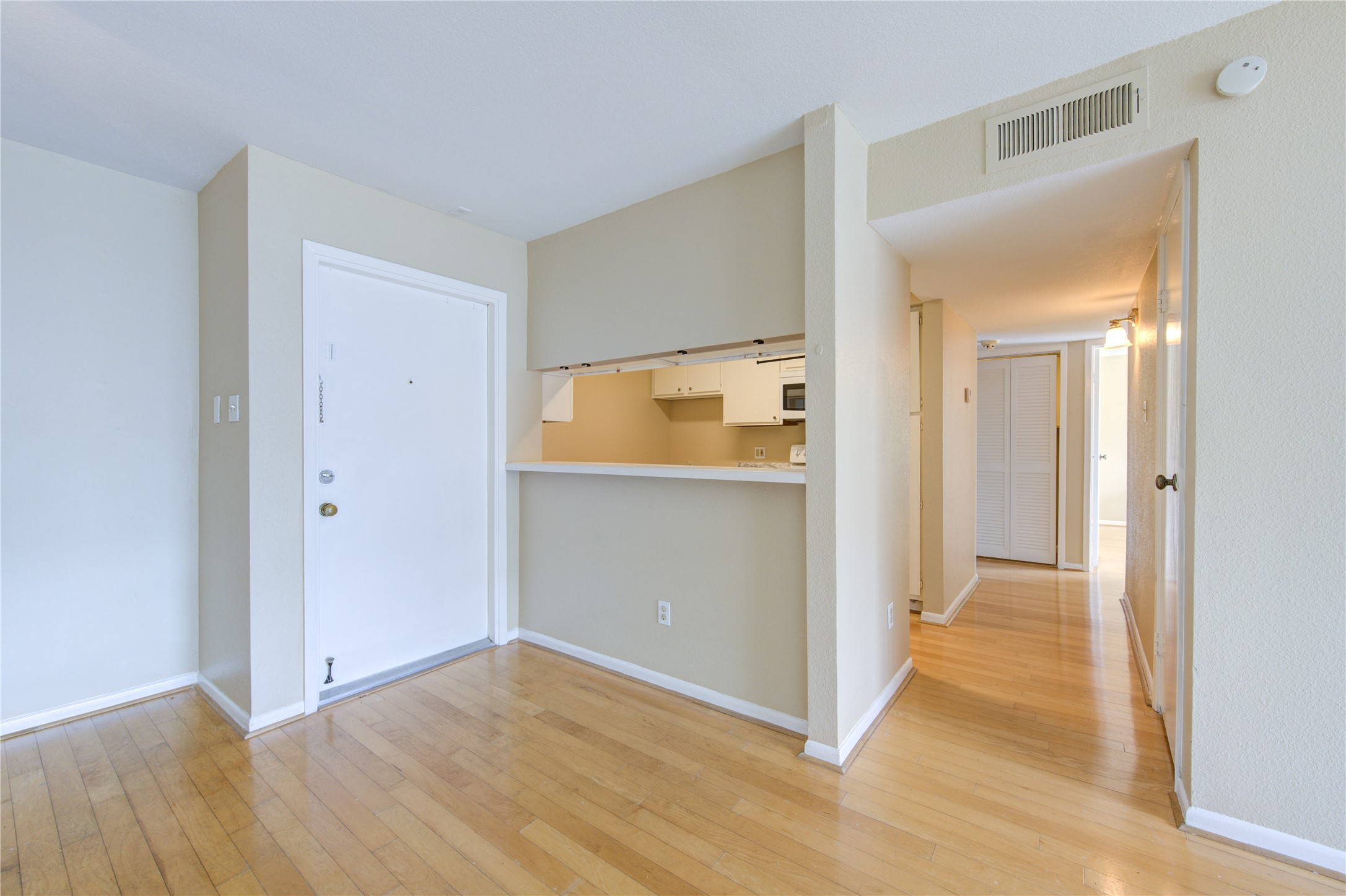3055 Walnut Bend Lane, Unit 21 Houston, TX 77042 - Photo 4 of 31 a view of a hallway with wooden floor