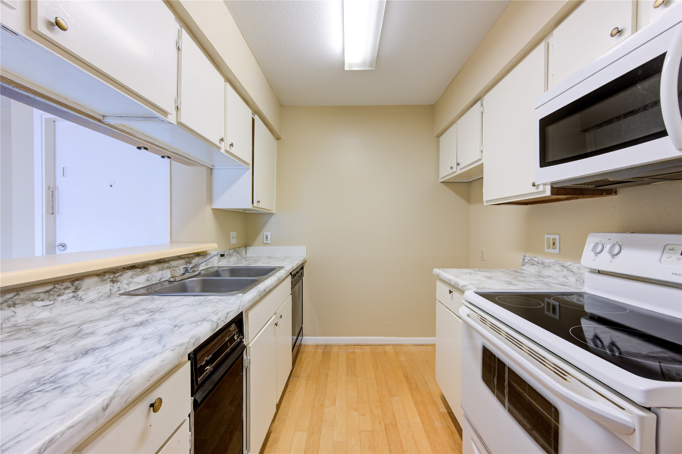 3055 Walnut Bend Lane, Unit 21 Houston, TX 77042 - Photo 9 of 31 a kitchen with a stove and a microwave