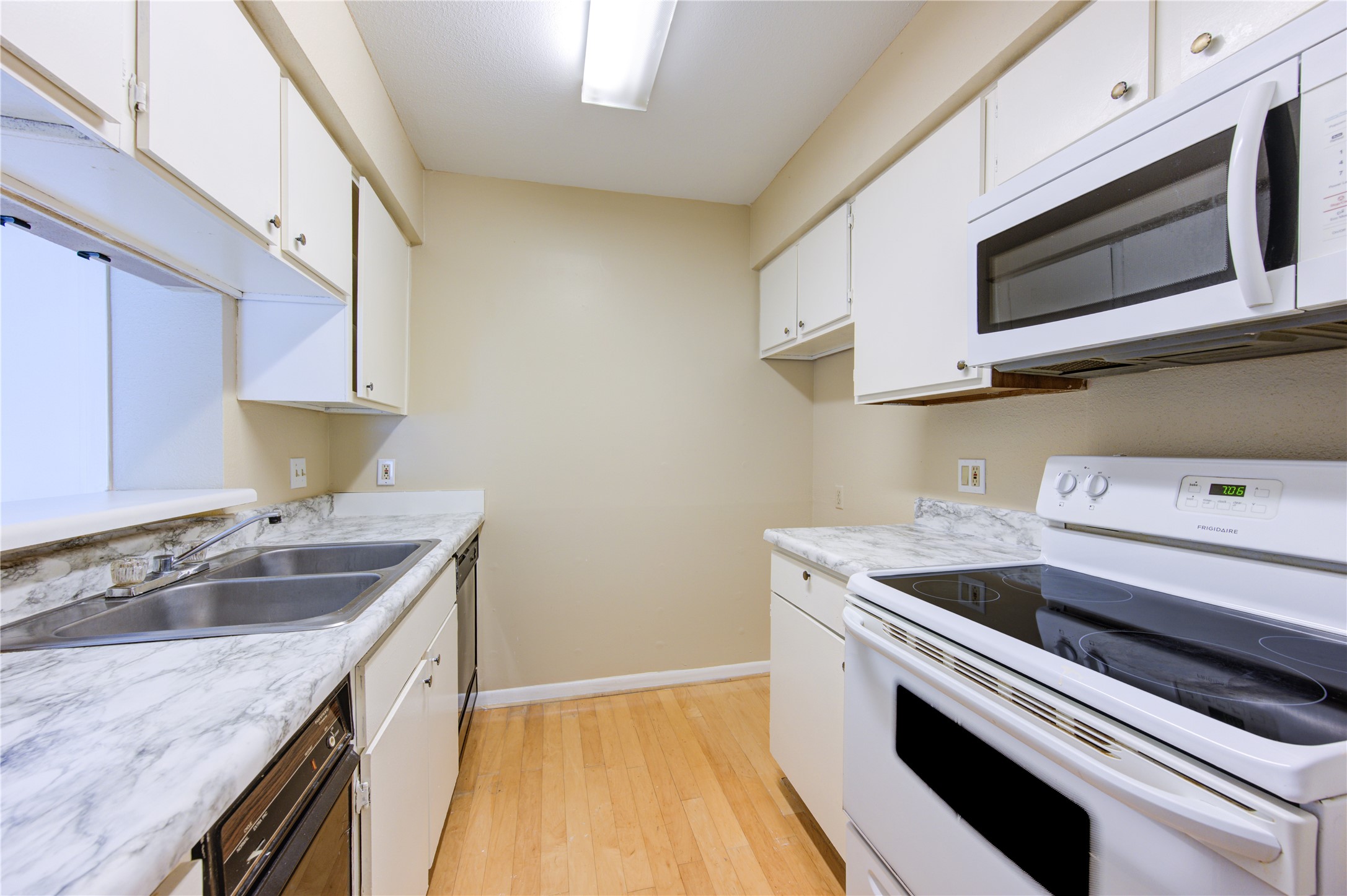 3055 Walnut Bend Lane, Unit 21 Houston, TX 77042 - Photo 10 of 31 a kitchen with a sink stove and microwave