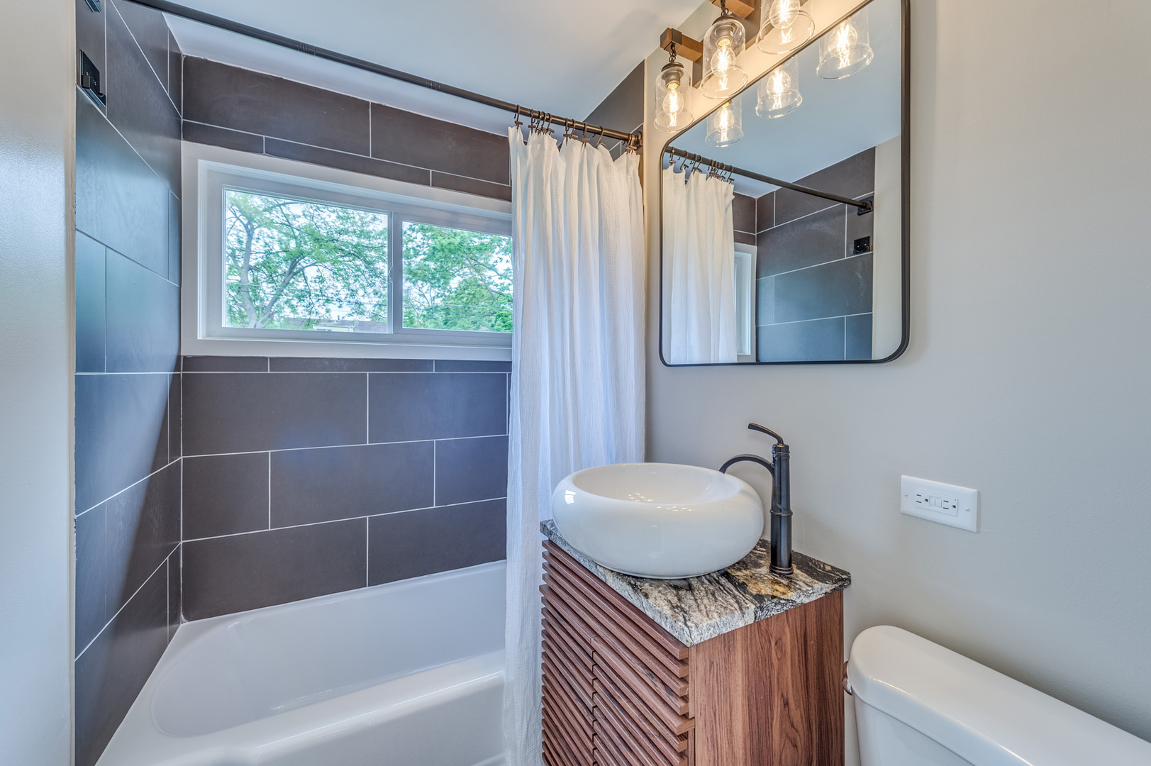 407 Watseka Street Park Forest, IL 60466 - Photo 13 of 21 a bathroom with a sink a toilet and bathtub