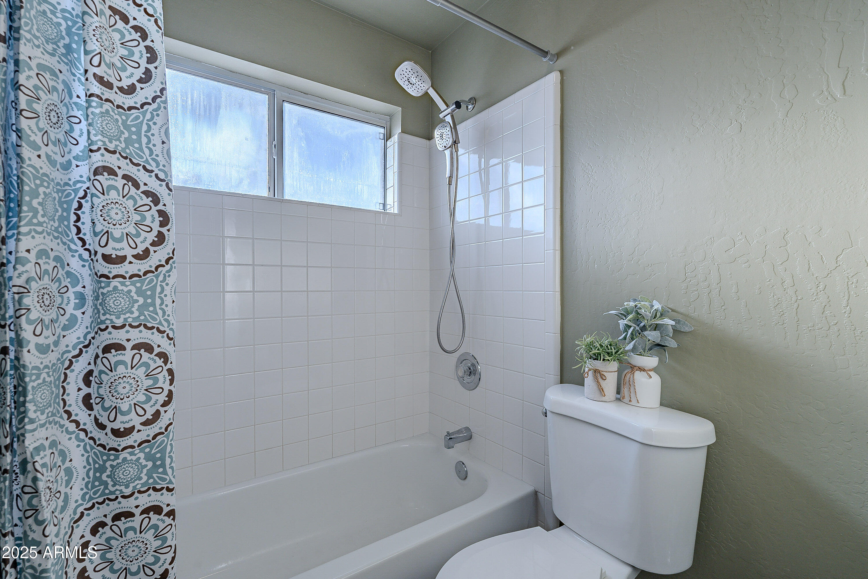 5960 East Grapevine Road Cave Creek, AZ 85331 - Photo 31 of 54 a bathroom with a toilet a sink and bathtub