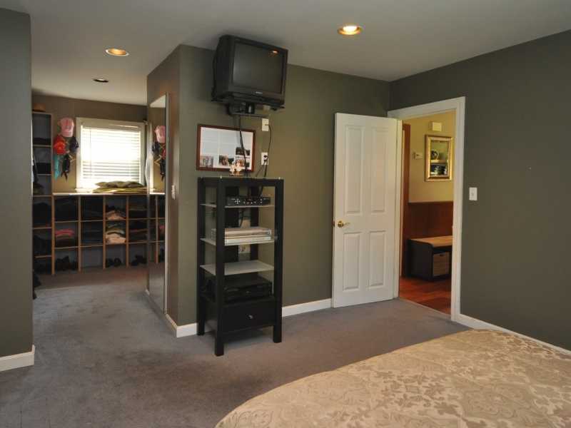 50 Conanicus Road Narragansett, RI 02882 - Photo 6 of 13 Master Bedroom.