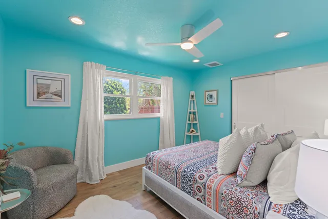 a view of entryway with furniture