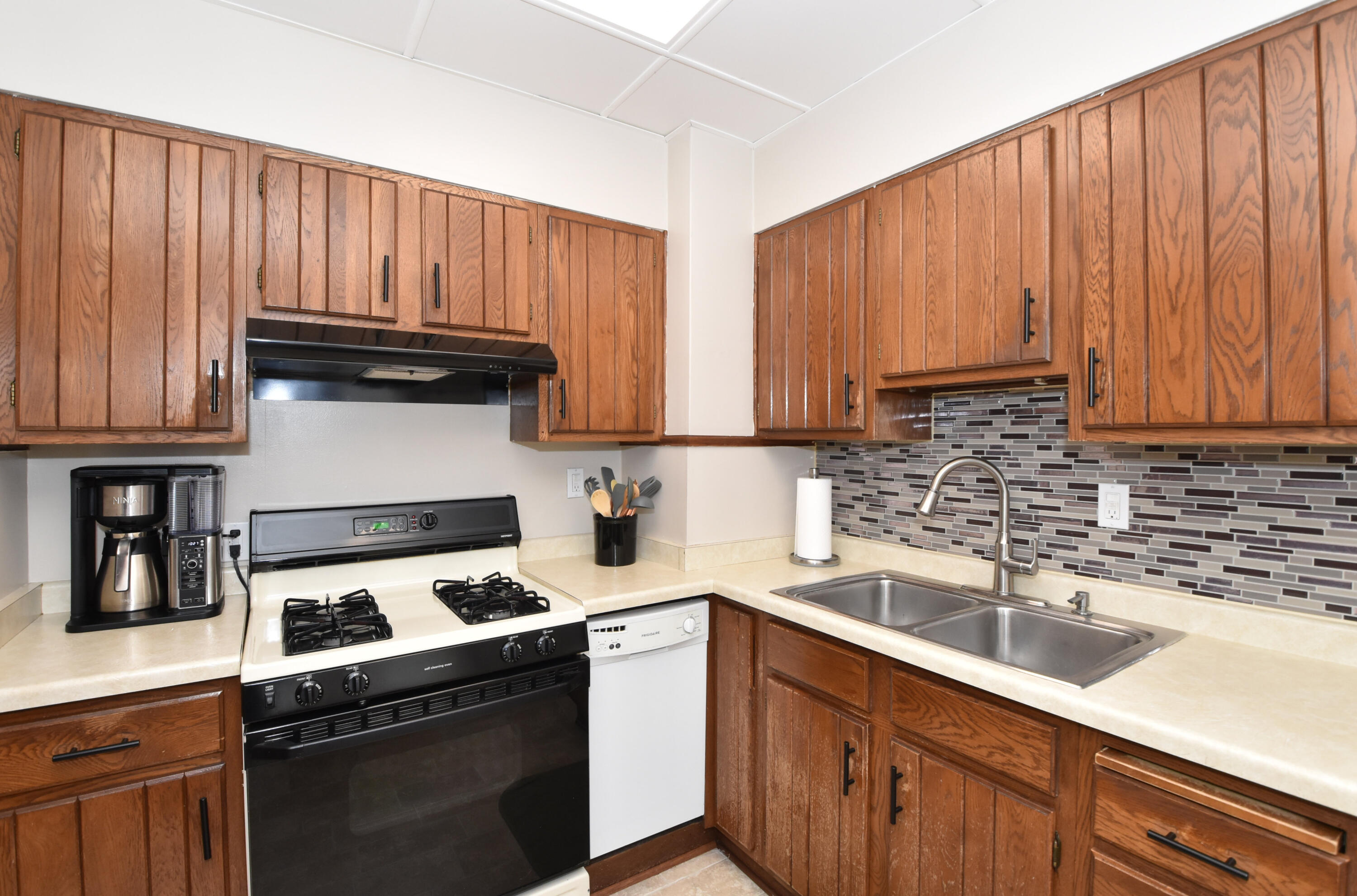 1224 West Lawn Avenue Racine, WI 53405 - Photo 20 of 46 Kitchen